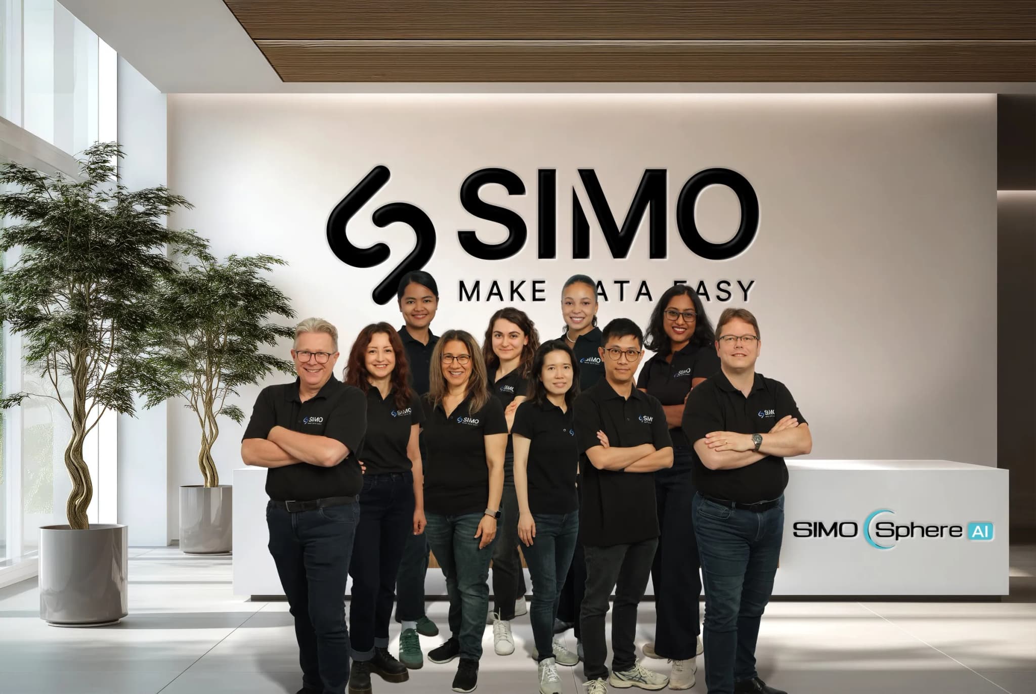 Das Team der SIMO GmbH vor dem Firmensitz in Aschaffenburg